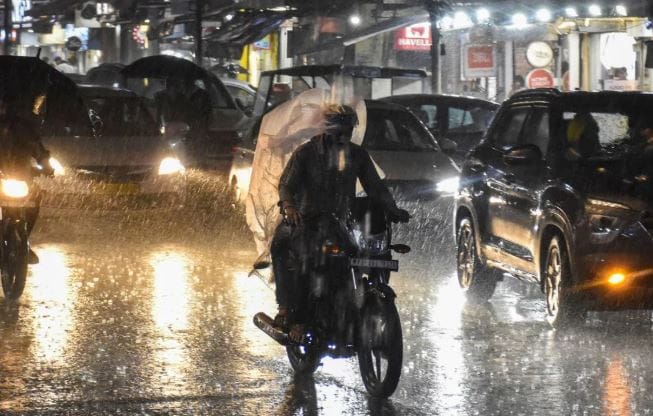 भारतीय हवामान विभागाने आता पावसाचा तसेच हवामानाचा नवा अंदाज व्यक्त केला आहे. या अंदाजानुसार पूर्व तसेच पुर्वेत्तर भारतात, पूर्व उत्तर प्रदेशात, हिमालय क्षेत्रात अनेक ठिकामी मुसळधार पाऊस होण्याची शक्यता व्यक्त करण्यात आली आहे. 
