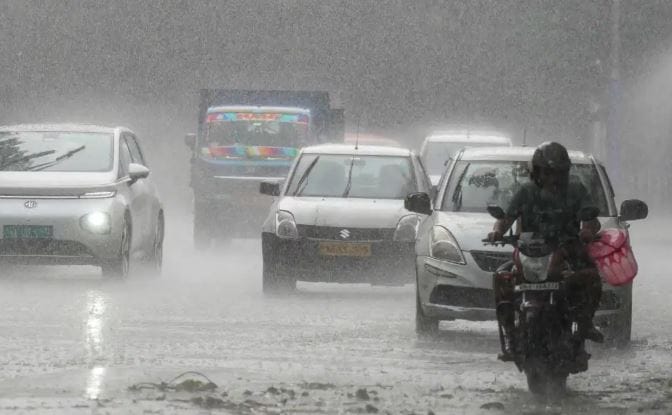 विदर्भातले गोंदिया, भंडारा, गडचिरोली, चंद्रपूर यांच्या जिल्ह्यांना ऑरेंज अलर्ट आहे. नागपूर आणि वर्धा या दोन जिल्ह्यांना येलो अलर्ट आहे. त्यामुळे या जिल्ह्यांतील नागरिकांनी स्वत:ची काळजी घेण्याचे आवाहन करण्यात आले आहे.
