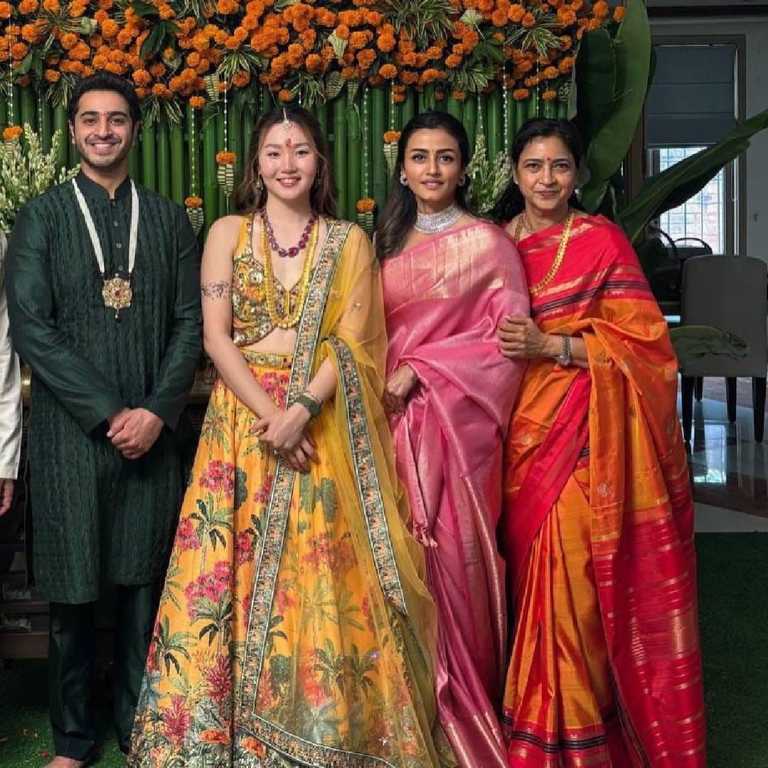 सिद्धार्थचे वडील गल्ला जयदेव हे प्रसिद्ध उद्योगपती आणि माजी राजकारणी आहेत. तर त्याची आई पद्मावती या महेश बाबूच्या बहीण आहेत. मिळालेल्या माहितीनुसार, सिद्धार्थ आणि हाइन यांनी इटलीमध्ये हा साखरपुडा केला आहे. यावेळी महेश बाबूंच्या सूनबाईचा भारतीय पोशाखातील लूक पाहून नेटकरी प्रभावित झाले आहेत.