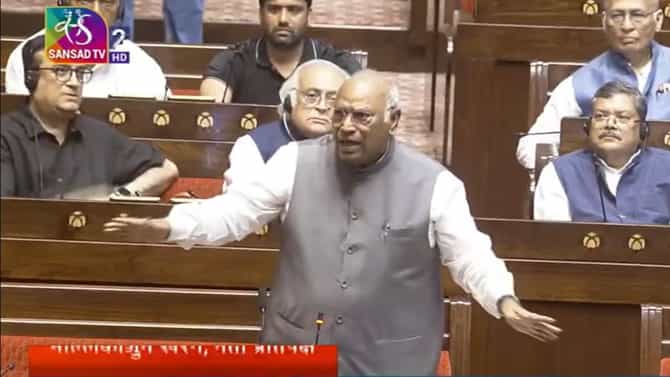 आधी राजीनामा घ्या, मगच चर्चा; विरोधकांनी संसद दणाणून सोडली