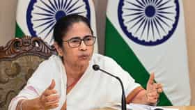 ममता बॅनर्जींना मोठा धक्का, तृणमूलच्या बंडखोर खासदारांबाबत मोठी बातमी.