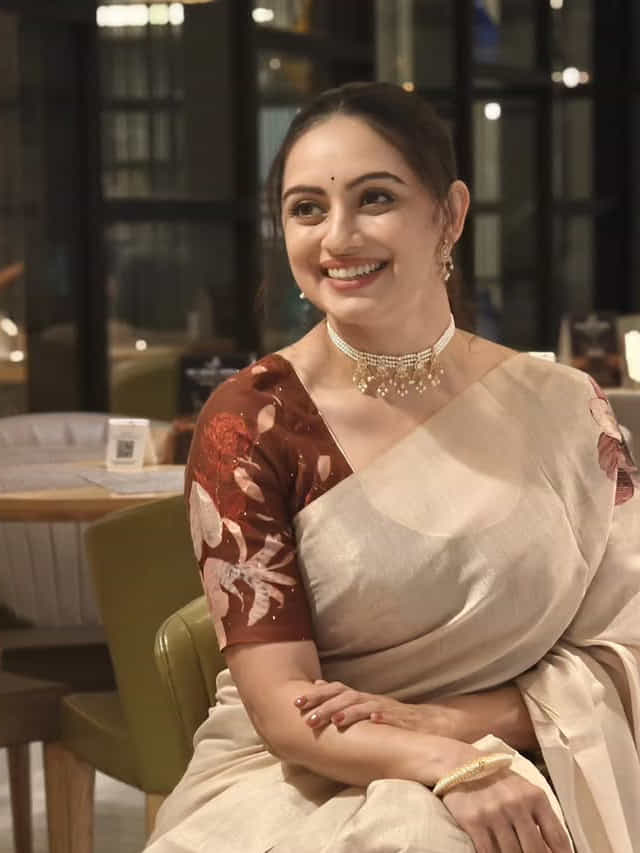 तू साडीमध्ये खूपच छान दिसते, या अभिनेत्रीचं सौंदर्य पाहून चाहते घायाळ