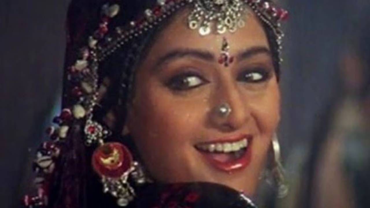 मात्र, जसा कॅमेरा सुरू झाला आणि शूटिंग सुरू झाले, तसे अचानक हवामान बदलले आणि जोरदार पाऊस सुरू झाला. त्यानंतर निर्मात्यांनी खऱ्या पावसातच संपूर्ण गाणे शूट करण्याचा निर्णय घेतला. पावसाच्या सरींमध्ये श्रीदेवी यांनी अप्रतिम डान्स केला.