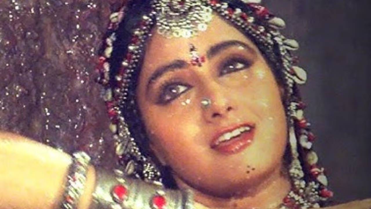 श्रीदेवी यांच्या या सुंदर गाण्याला लता मंगेशकर यांनी आपली आवाज दिला. तर इला अरुण यांच्या आवाजाने त्यात राजस्थानी लोकसंगीताचा रंग भरला. गाण्याचे बोल प्रसिद्ध गीतकार आनंद बक्षी यांनी लिहिले होते. मधुर संगीत शिव-हरि जोडीने तयार केले, ज्यात शिवकुमार शर्मा आणि हरिप्रसाद चौरसिया यांचा समावेश होता. सर्व कलाकारांच्या मेहनतीने हे गाणे अविस्मरणीय बनले.