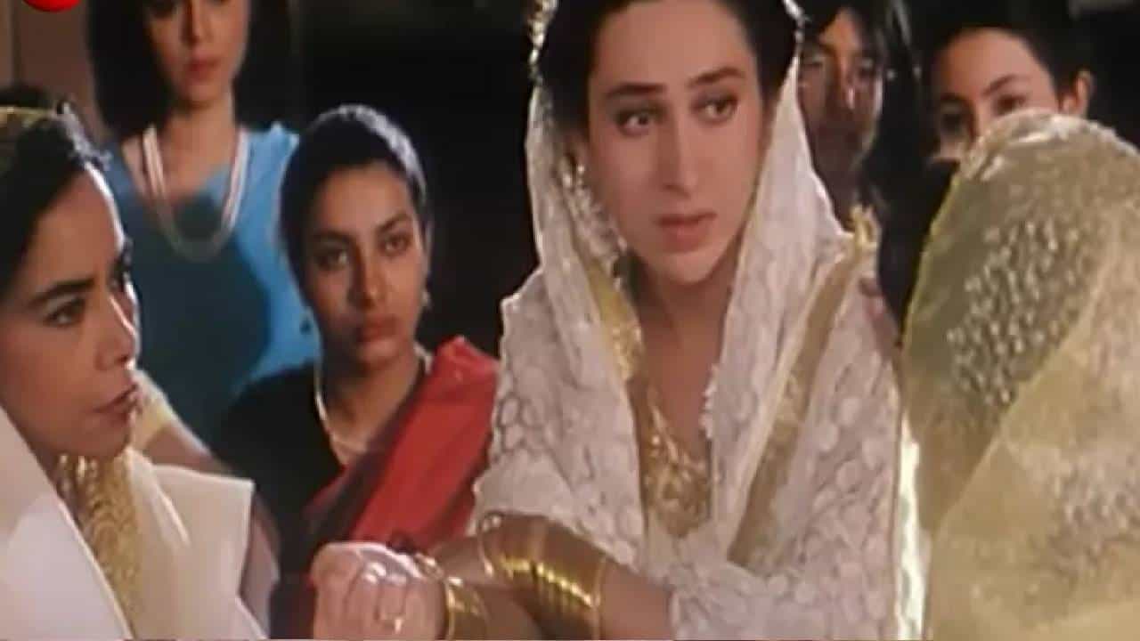 लग्नाचा सीझन सुरू झाला की एक गाणं हमखास कानावर पडतं… आणि ते वाजताच सगळ्यांना कळतं की आता मेहंदीची रस्म रंगणार आहे. नवरीच्या चेहऱ्यावरचं हसू, मैत्रिणींचा उत्साह, कुटुंबाचा जल्लोष आणि लग्नातील आनंदाचा माहोल — या सगळ्याशी एक गाणं कायमचं जोडलेलं आहे. वर्षानुवर्षे अनेक नवीन वेडिंग सॉन्ग आले, अनेक गाणी ट्रेंड झाली, पण या एका गाण्याची लोकप्रियता आजही तसूभरही कमी झालेली नाही. प्रत्येक नवरीच्या प्लेलिस्टमध्ये आजही हे गाणं खास स्थान मिळवतं. हे गाणं म्हणजेच ‘मेहंदी है रचने वाली हाथों में गहरी लाली’. (All Photos : Social Media)