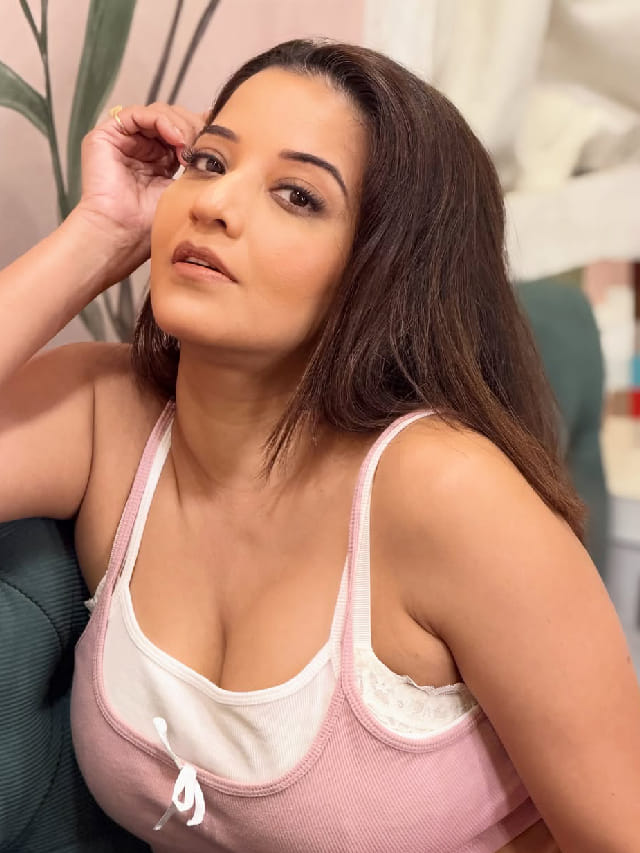 43 व्या वर्षी मोनालिसाने सोफ्यावर दिल्या हटके पोज, फोटो पाहून…