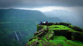 पावसाळ्यात हिरवा निसर्ग खुणावतोय, 'या' ठिकाणांना द्या भेट.