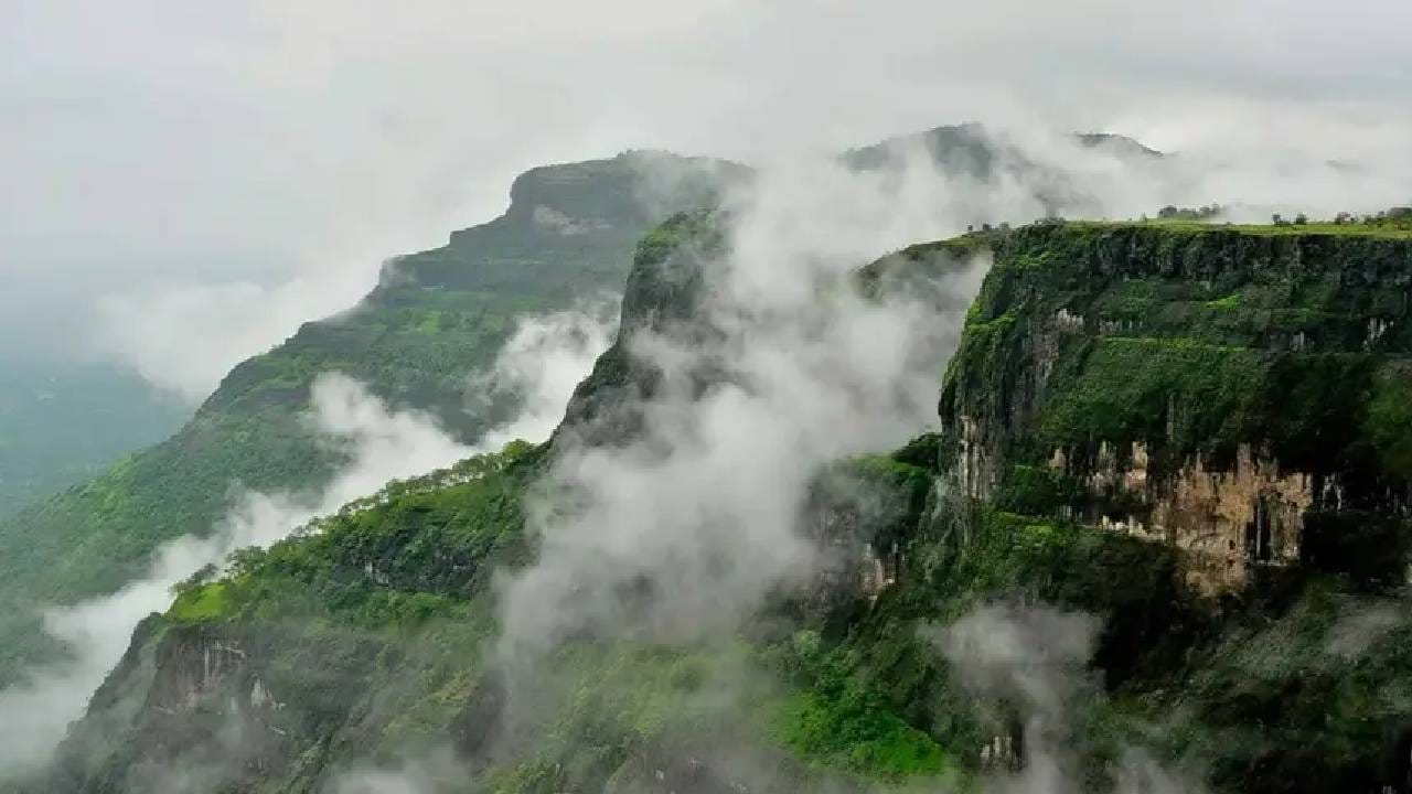 मुंबईसह कोकण तसंच घाट परिसरात मुसळधार पाऊस सुरू आहे. गेल्या दोन दिवसांत घाट परिसरातील ताम्हिणी, लोणावळा, भिरा, महाबळेश्वर अशा काही ठिकाणी 24 तासांत 500 मिलिमीटरपेक्षा अधिक पाऊस नोंदवला गेला आहे. यामुळे राज्यातील पर्यटन स्थळांवर पर्यटकांना बंदी घालण्यात आली आहे. पावसाळा सुरू होताच अनेक जण ट्रेकिंग आणि पावसाळी ट्रिपचं आयोजन करतात. मात्र त्यापूर्वी कुठे-कुठे बंदी आहे, ते जाणून घ्या..