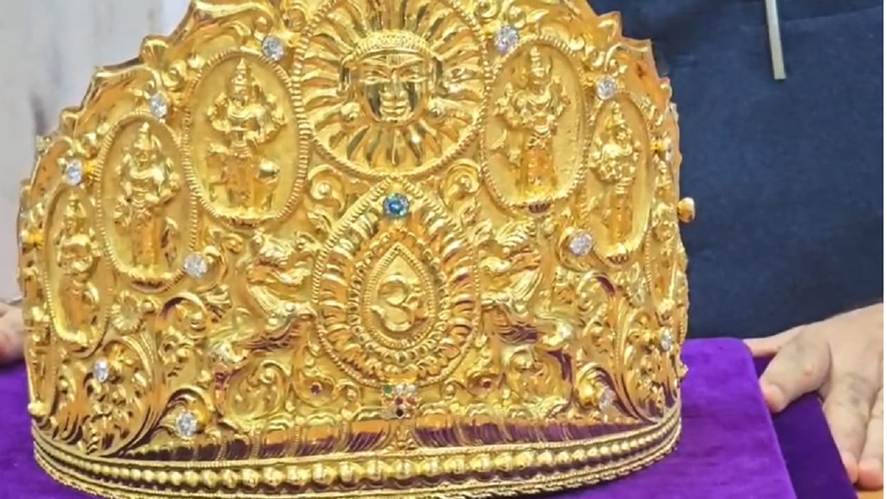 तर 642 ग्रॅम वजनाचा सुंदर नक्षिकाम असेलेला सोनेरी मुकूट देखील अर्पण करण्यात आला आहे. सोन्याच्या मुकूटाची किंमत तब्बल एक कोटी तीन लाख रुपये आहे.  आंध्रपद्रेश राज्यातील वेल्लूर येथील श्रीनिवास राव यांचेकडून सोन्याचा मुकूट भेट देण्यात आलाय. 