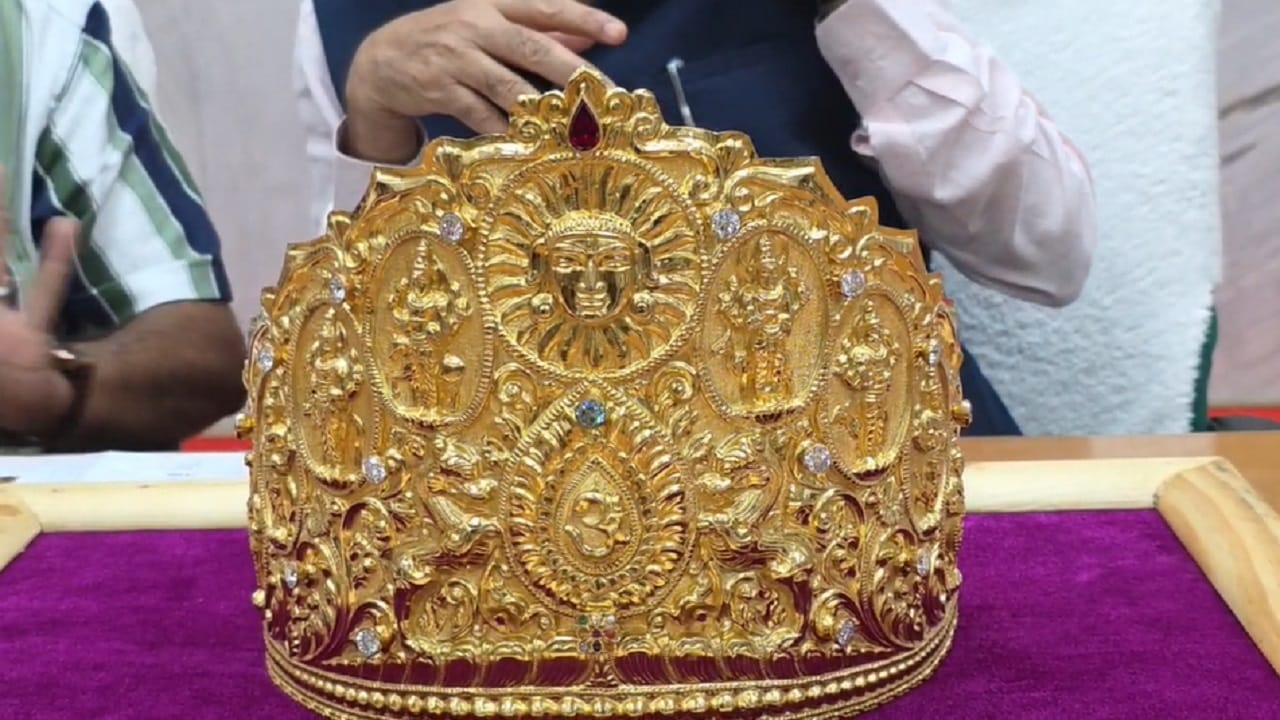नवग्रहाची छबी आणि अमेरिकन डायमंड असलेला सुंदर नक्षिकाम केलेला सोन्याचा मुकूट गुरूदक्षिणा स्वरूपात देण्यात आला. आज दुपारच्या आरतीला भेट स्वरूपात आलेला सोन्याचा मुकूट आणि हार साईमुर्तीला हार परिधान केला जाणार..