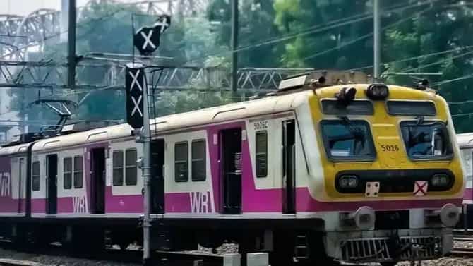 मुंबई लोकलमध्ये हे काय घडलं? तिकीट नसल्याने टीसीने लाथ घातली, ट्रेनमधून ढकललं? तक्रार समोर येताच...