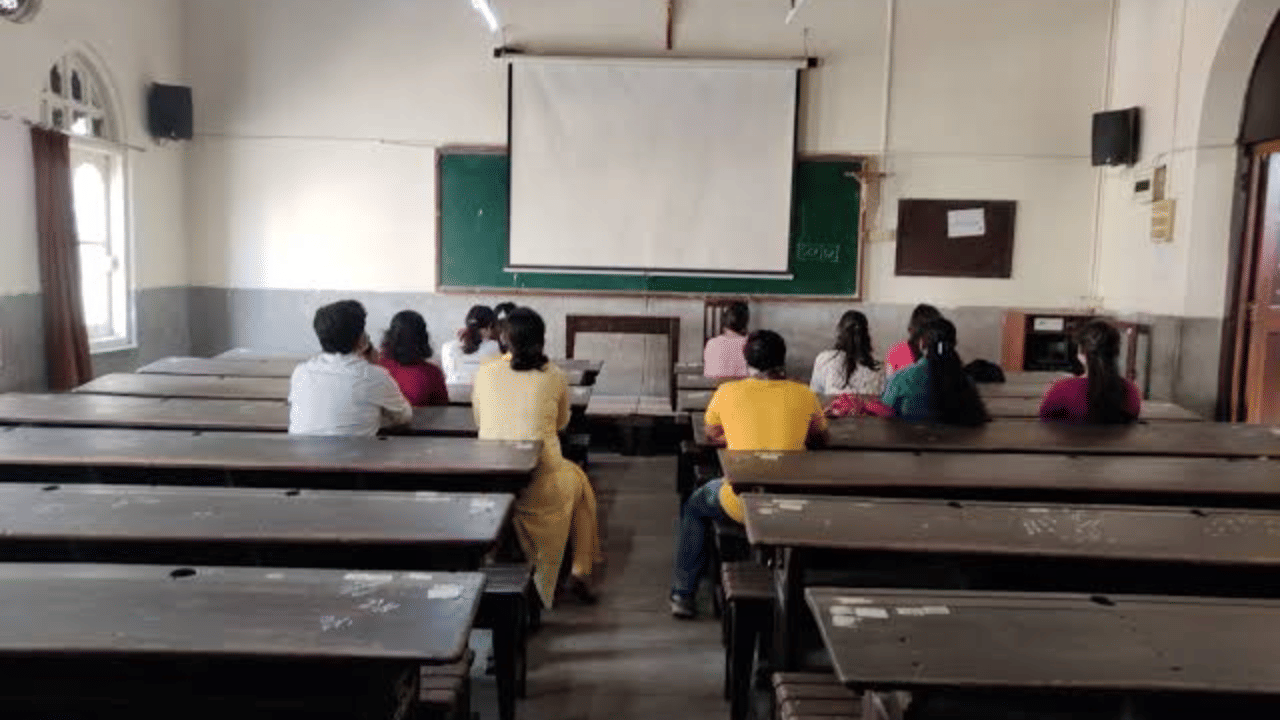 Mumbai School Holiday: जमावबंदी लागू केल्यानंतर मुंबईतील शाळांना सुट्टी? BMC कडून अधिकृत विधान जारी Mumbai School Holiday: जमावबंदी लागू केल्यानंतर मुंबईतील शाळांना सुट्टी? BMC कडून अधिकृत विधान जारी