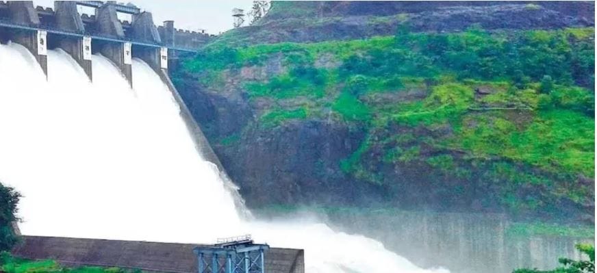 दरम्यान, सध्या मुंबईकरांसाठी एक आनंदाची बातमी समोर आली आहे. मुंबईला पाणी पुरवणाऱ्या धरणांमध्ये पाण्याची आवक वाढली असून या धरणांची पाणीपातळी वाढली आहे. गेल्या 24 तासांत मुंबईला पाणी पुरवणाऱ्या जलाशयांत 6.06 टक्क्यांनी वाढ झाली आहे.
