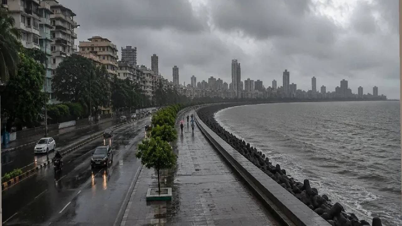 Rain Updates : मुंबईकरांनो छत्र्या बाहेर काढा ! दडी मारलेल्या पावसाचं मुंबईत कमबॅक; 16 ते 18 जुलैपर्यंत... Rain Updates : मुंबईकरांनो छत्र्या बाहेर काढा ! दडी मारलेल्या पावसाचं मुंबईत कमबॅक; 16 ते 18 जुलैपर्यंत...