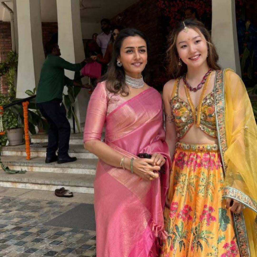 महेश बाबू यांच्या कुटुंबात कोरियन सूनबाईचं आगमन होणार आहे. या फोटोंमध्ये हाइन पिवळ्या रंगाच्या लेहंग्यामध्ये दिसून येत आहे. भारतीय महिलेप्रमाणेच तिने हा पोशाख केला आहे. महेश बाबू यांची होणारी सूनबाई आहे तरी कोण, असा प्रश्न चाहत्यांना पडला आहे.