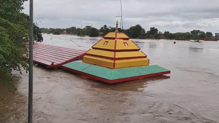 गोदावरीला पूराचे पाणी नांदूर मधमेश्वर धरणाच्या पाणलोट क्षेत्रात दाखल होत झाल्यामुळे पूराच्या वाढत्या पाण्यामुळे निफाड तालुक्यातील चांदोरी येथील गोदावरी नदीपात्रातील ऐतिहासिक हेमाडपंथी मंदिरे पूर्णपणे पाण्याखाली गेली आहेत.