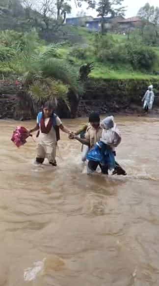 सध्या राज्यात पुन्हा एकदा पावसाचे आगमन झाले आहे. अनेक ठिकाणी पाऊस कोसळलतो आहे. याच पावासमुळे राज्यातील पायाभूत सविधांची दशा समोर येत आहे. काही ठिकाणी रस्ते खचून जात आहेत. तर काही ठिकाणी पूलच नसल्याने लोकांची अडचण झाली आहे.