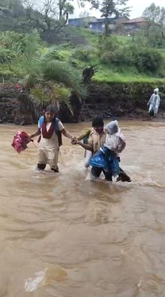 सध्या राज्यात पुन्हा एकदा पावसाचे आगमन झाले आहे. अनेक ठिकाणी पाऊस कोसळलतो आहे. याच पावासमुळे राज्यातील पायाभूत सविधांची दशा समोर येत आहे. काही ठिकाणी रस्ते खचून जात आहेत. तर काही ठिकाणी पूलच नसल्याने लोकांची अडचण झाली आहे.
