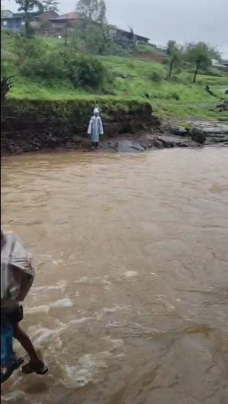 पावसामुळे विद्यार्थ्यांचे शिक्षण बाधित होऊ नये यासाठी सरकार काळजी घेते. त्यासाठी दुर्गम भागात शाळांसाठी रस्ते, पूल यांची सोय केली जाते. परंतु खुद्द राज्याचे शालेय शिक्षणमंत्री दाजाजी भुसे यांच्याच जिल्ह्यात पावसामुळे विद्यार्थ्यांची दशा होत असल्याचे समोर आले आहे.