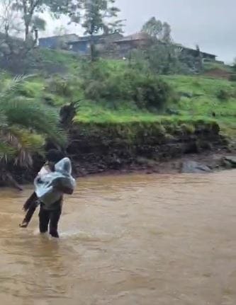 मिळालेल्या माहितीनुसार इगतपुरी तालुक्यातील इंदोरे भांगरेवाडी या आदिवासी भागातील विद्यार्थ्यांना गुडघाभर पाण्यातून शाळेत जाण्याची वेळ आली आहे. पालक आपल्या एका मुलाला कडेवर घेऊन इतर मुले हातात हात घेऊन कडवा नदी पार करत आहे.