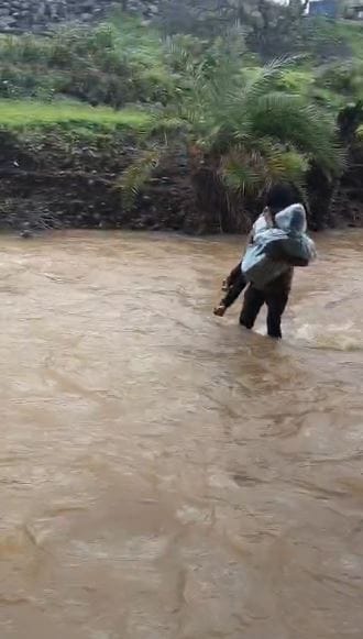 रस्ता नसल्याने ही परिस्थिती उद्वंभवल्याचे स्थानिक सांगत आहे. मागील वर्षीही हिच परिस्थिती होती. जेंव्हा कडवा नदीला पूर येतो तेंव्हा 200 लोकवस्ती असलेल्या या आदिवासी गावाचा शहराशी संपर्क तुटतो.