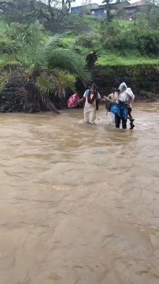 मागील वर्षी जिल्हाधिकारी आणि उपअभियंता पंचायत समिती लघु पाट बंधारे विभाग यांना पत्र देऊनही परिस्थिती जैसे थे असल्याची तक्रार या भागातील लोकांनी केली आहे. आजही कायमस्वरूपी उपाययोजनेची ग्रामस्थांनी तहसीलदारांकडे मागणी केली आहे.
