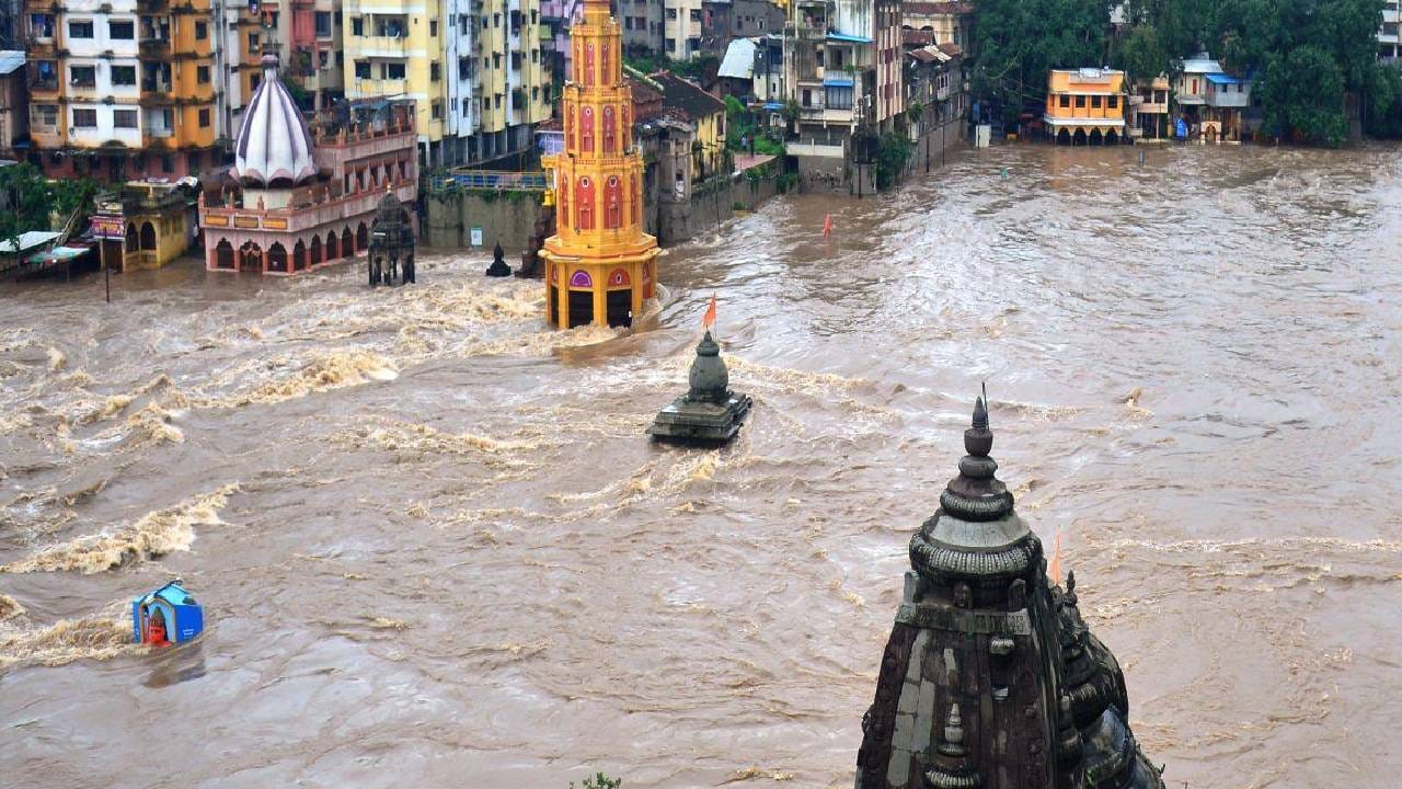 नाशिक जिल्ह्यात ढगफुटीचा इशारा देण्यात आला आहे. यामुळे या जिल्ह्यातील सर्व पर्यटन स्थळे बंद राहणार आहेत. दुगारवाडी धबधबा, हरिहर गड, पहिने ही ठिकाणं पुढील आदेशापर्यंत पर्यटकांसाठी बंद राहणार आहेत. याशिवाय त्र्यंबकेश्वर ज्योतिर्लिंग मंदिर आणि सप्तश्रृंगी मंदिरसुद्धा भाविकांसाठी पूर्णपणे बंद ठेवण्याचा निर्णय प्रशासनाने घेतला आहे.