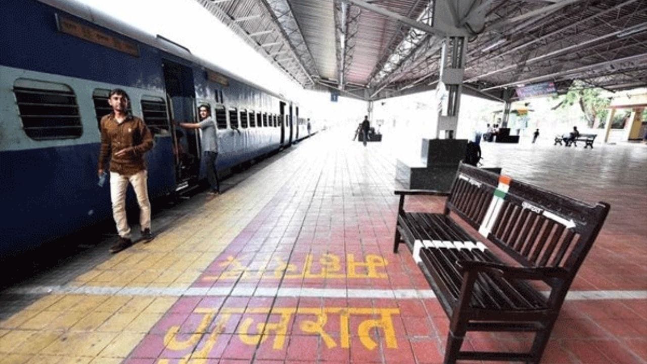 या स्थानकाचा अर्धा भाग महाराष्ट्रातील नंदुरबार जिल्ह्यात  तर भाग गुजरातमधील तापी जिल्ह्यात मोडतो. 
