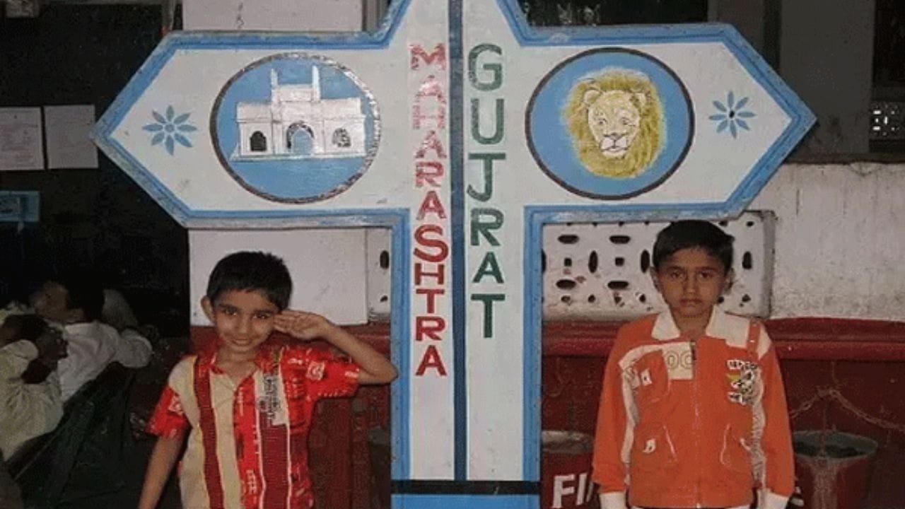  या स्थानकातील एका बेंचवर जर चार जण बसले तर दोन जण गुजरात तर दोन जण महाराष्ट्रात बसतात.  दोन राज्यांच्या सीमेवर असूनही येथे कोणत्याही प्रकारचा प्रशासकीय अडथळा येत नाही.