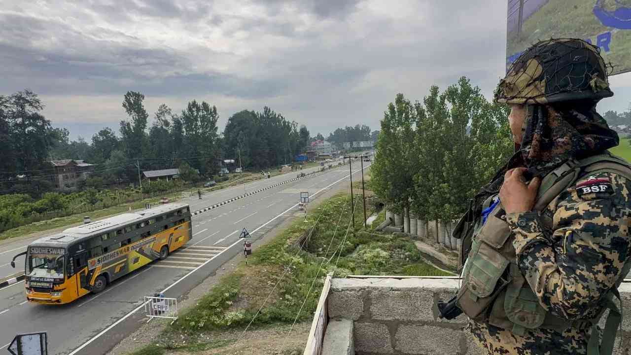 नॅशनल हाय-वे वर रस्ते परिवहन आणि राजमार्ग मंत्रालयाच्या नियमानुसार अधिकतम वेगाची मर्यादा कमी असते. कारण हाय-वे वर स्थानिक ट्रॅफिक, पायी प्रवासी आणि छोटी वाहनं पळतात. (फोटो: PTI)
