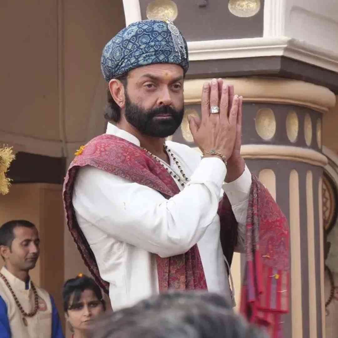Aashram 4 : बॉबी देओलकडे सध्या अनेक चित्रपट आहेत. काही रिलीज झाले आहेत. लवकरच तो काही चित्रपटांमध्ये नकारात्मक भूमिकेत दिसेल. या लिस्टमध्ये सर्वात पहिलं नाव 'ऐल्फा'च आहे. 3 जुलैला हा चित्रपट रिलीज होईल. त्यानंतर त्याची गाजलेल्या 'आश्रम' वेब सीरीजचा चौथा सीजन लवकरच येईल. बाबा निरालाच्या रोलमध्ये तो आहे.