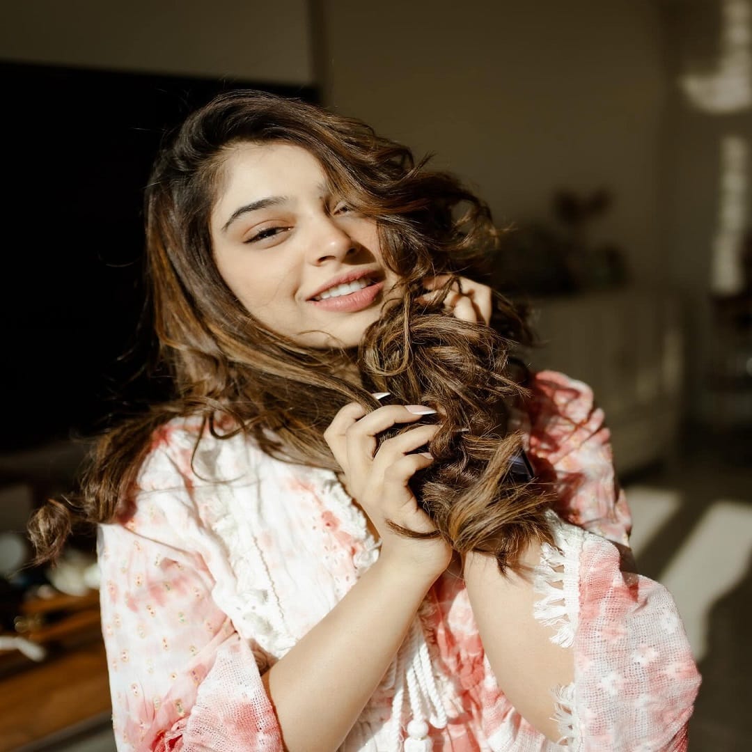 त्यानंतर नीतीने 2019 मध्ये बॉयफ्रेंड परीक्षित बावासोबत याच्यासोबत साखरपुडा केला आणि 13 ऑगस्ट 2020 मधये दोघांचं लग्न झालं. पण पण 2024 मध्ये नीती आणि परीक्षित यांच्या घटस्फोटाच्या चर्चांनी जोर धरला, पण नीतीने त्या सर्व अफवा फेटाळून लावल्या.