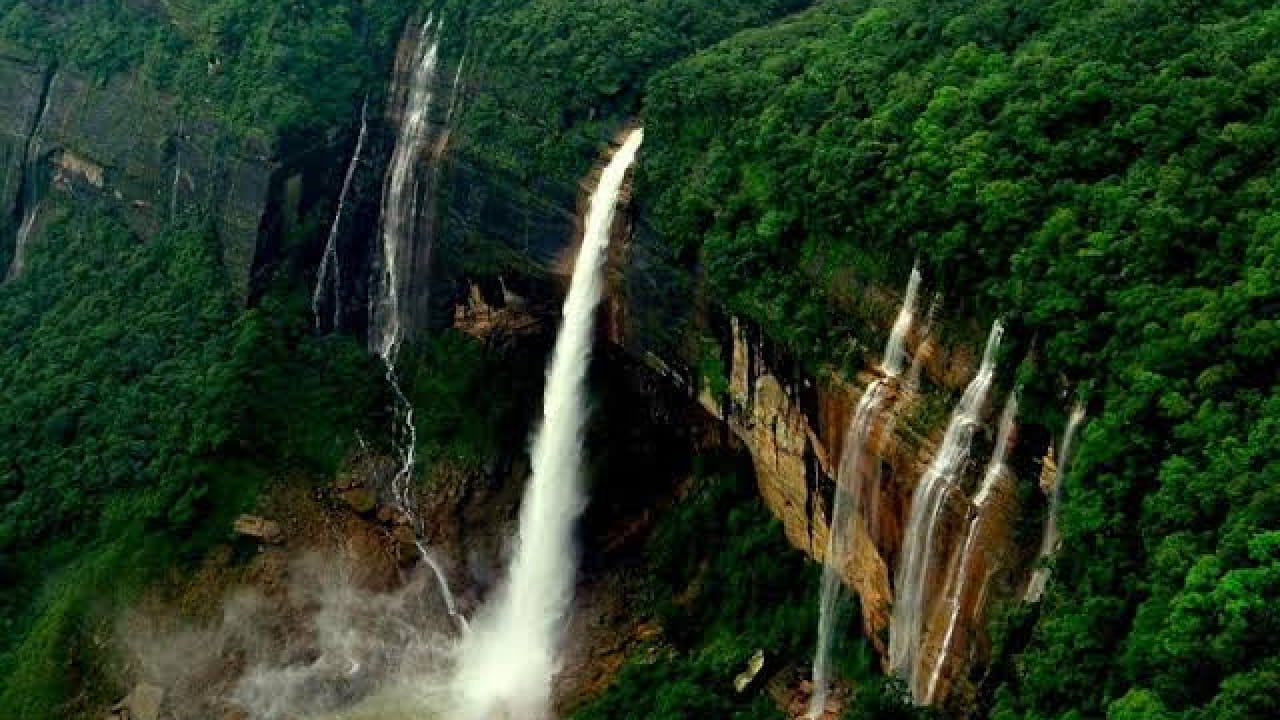 नोहकालिकाई धबधब्याशी एक हृदयद्रावक लोककथाही जोडलेली आहे. स्थानिक कथेनुसार, 'का लिकाई' नावाच्या महिलेच्या आयुष्यात घडलेल्या दुःखद घटनेच्या स्मरणार्थ या धबधब्याला 'नोहकालिकाई' म्हणजेच 'लिकाईची उडी' असे नाव देण्यात आले.