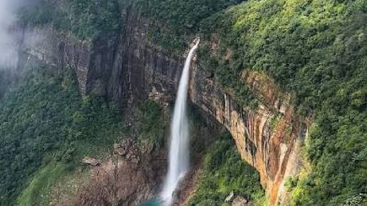 पावसाळ्यात येथे थंडगार वारे, दऱ्यांवर तरंगणारे ढग आणि सतत कोसळणाऱ्या धबधब्याचा नयनरम्य देखावा अनुभवायला मिळतो. येथील व्ह्यू पॉइंटवरून धबधब्याचे अप्रतिम दर्शन घेता येते. सकाळच्या वेळेत गर्दी कमी असल्याने आणि प्रकाश अनुकूल असल्याने येथे फोटो देखील खूप खास येतात.