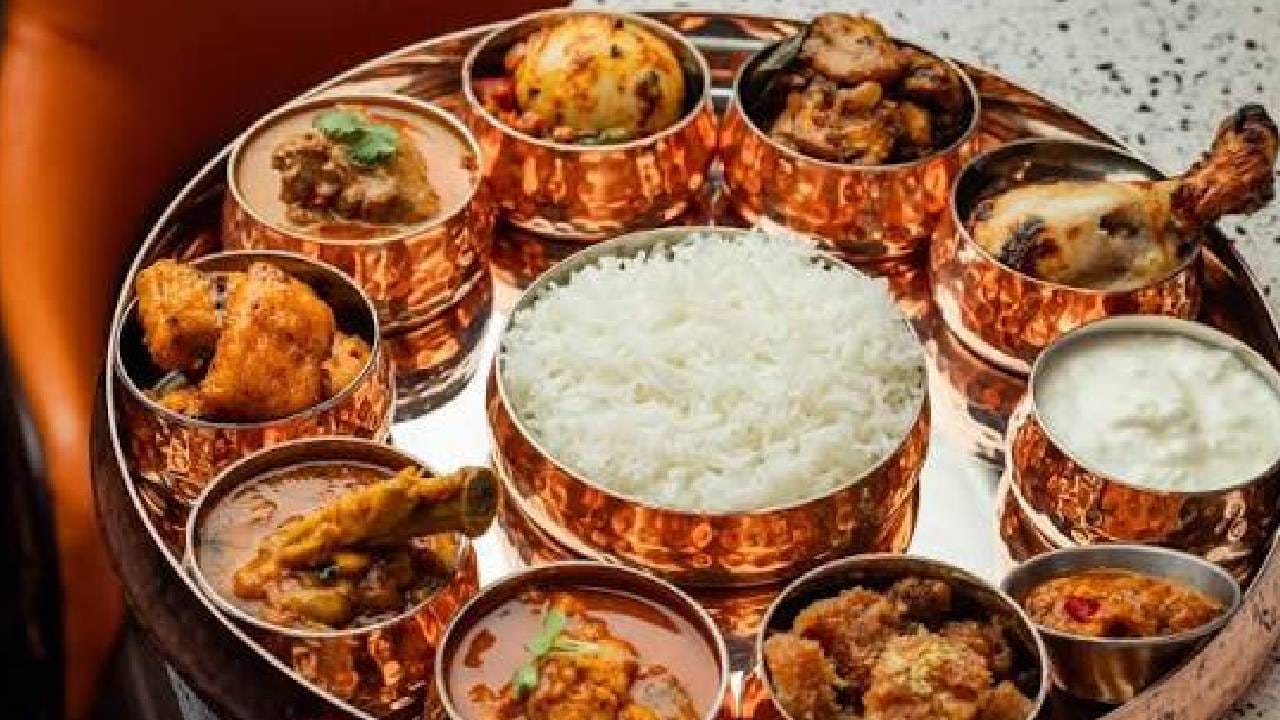 संसदेच्या कॅन्टीमध्ये चिकन करी 75 रुपये, योगहर्ट राइस 40 रुपये, एग करी 30 रुपये, मसाला डोसा 50 रुपये, कढी पकोडे 30 रुपये, साधं ऑम्लेट 20 रुपये, मटर पनीर 60 रुपये आणि व्हेज थाळी 100 रुपयांना मिळत आहे. गेल्या अनेक वर्षांपासून सरकार संसद कॅन्टीनमध्ये दिलं जाणारं अनुदान बंद करण्याचा प्रयत्न करत आहे. 2016 पासून यावर चर्चा सुरू होती. अखेर ते आता पूर्णपणे बंद करण्यात आलं आहे. 
