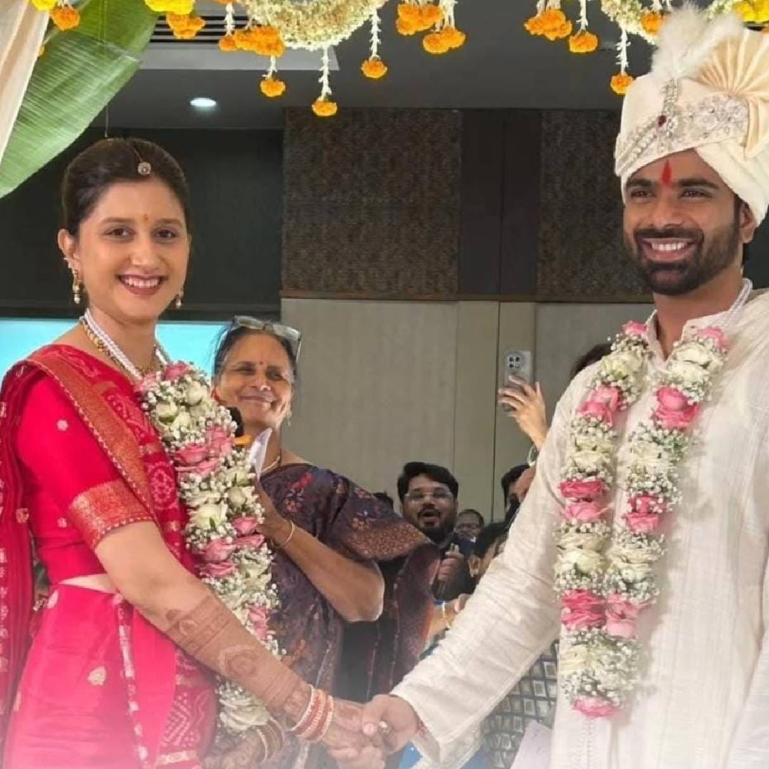 'मुळशी पॅटर्न', 'रावरंभा', 'न्यूड', 'तुंबाडची मंजुळा' यांसारख्या चित्रपटांमध्ये भूमिका साकारून घराघरात पोहोचलेला अभिनेता ओम भूतकर नुकताच लग्नबंधनात अडकला आहे. सोशल मीडियावर या लग्नाचे फोटो व्हायरल होत आहेत. ओमच्या लग्नाला मराठी कलाविश्वातील अनेक सेलिब्रिटी उपस्थित होते.
