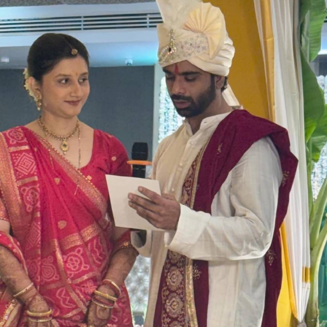 ओमच्या पत्नीचं नाव प्रेरणा सेठिया आहे. प्रेरणाच्या इन्स्टाग्राम अकाऊंटवरील बायोमध्ये दिलेल्या माहितीनुसार ती वाइल्डलाइफ कन्झर्वेशनिस्ट असल्याचं कळतंय. ओमचं इन्स्टाग्राम अकाऊंट प्रायव्हेट असल्याने त्याच्या खाजगी आयुष्याचे अपडेट्स फॉलोअर्सशिवाय इतरांना कळत नव्हते.