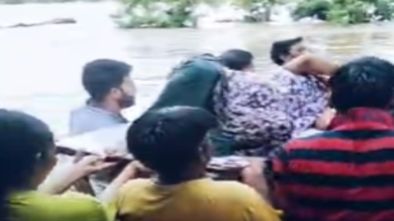 छातीभर पुराच्या पाण्यात थरार... घराच्या दरवाज्यावरून गरोदर महिलेला प्रसुतीसाठी नेले, समाजसेवक बनले देवदूत छातीभर पुराच्या पाण्यात थरार... घराच्या दरवाज्यावरून गरोदर महिलेला प्रसुतीसाठी नेले, समाजसेवक बनले देवदूत