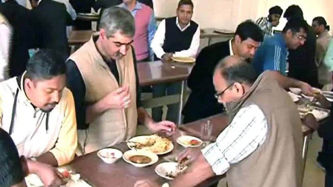 संसदेचं पावसाळी अधिवेशन सुरू आहे. संसदेतील कॅन्टीनबद्दल अनेकांना कुतूहल असतं. याठिकाणी अत्यंत स्वस्त दरांत खाद्यपदार्थ मिळतात, असं म्हटलं जातं. खासदार आणि संसदेच्या कर्मचाऱ्यांना कमी दरात जेवण मिळायचं. इथे मटण बिर्याणीची किंमत सुमारे 65 रुपये आणि उकडलेल्या भाज्यांची किंमत फक्त 12 रुपये होती. सरकारी अनुदानामुळे पदार्थांचे दर इतके कमी होते. परंतु आता ही व्यवस्था पूर्णपणे बदलली आहे. सरकारने हे अनुदान रद्द केले आहेत. म्हणजेच संसदेच्या कॅन्टीनमध्ये आता पूर्वीसारखं स्वस्त दरांत जेवण मिळणार नाही. 
