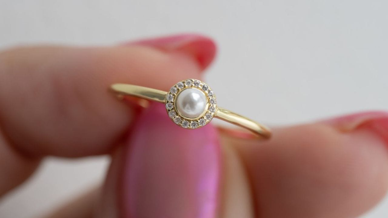 Gemology आणि ज्योतिषशास्रानुसार मोती ( pearl moti gemstone ) रत्नाचा संबंध चंद्राशी असतो. यामुळे मन शांत होते आणि राग कमी होतो. यास योग्य शास्रीय माहिती शिवाय परिधान करणे नुकसानदायक ठरु शकते. मोत्यासंदर्भात माहिती जाणून घेऊयात..