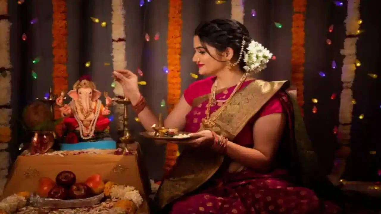 पूजा करताय पण जमिनीवर, आसनाशिवाय पूजा केल्यास काय होतं? दर्भासनचं महत्त्व घ्या जाणून पूजा करताय पण जमिनीवर, आसनाशिवाय पूजा केल्यास काय होतं? दर्भासनचं महत्त्व घ्या जाणून