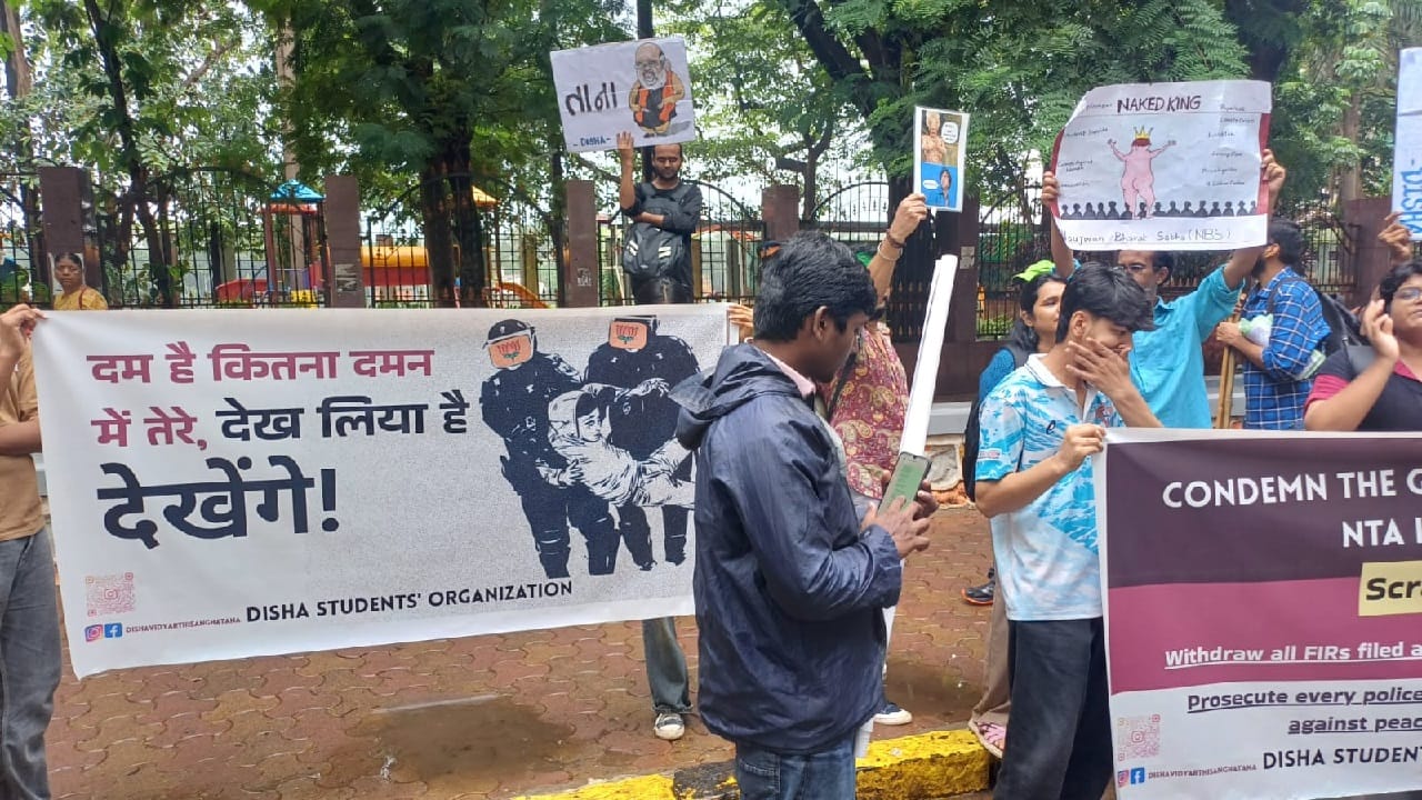 दिशा स्टुडेंट संस्थेने देखील एक पोस्टर याठिकाणी जारी केला, 'दम है कितना दमन में तेरे, देख लिया है देखेंगे!', सध्या हे पोस्टर सोशल मीडियावर सर्वत्र व्हायरल होत आहेत.