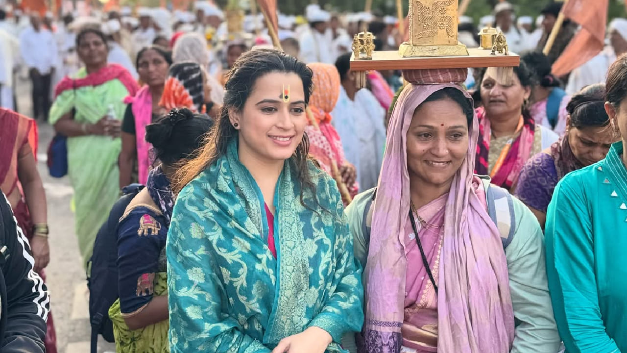 'स्वराज्यरक्षक संभाजी' मालिकेत महाराणी येसूबाईंची प्रभावी भूमिका साकारून घराघरात लोकप्रिय झालेली प्राजक्ता गायकवाड नुकतीच पालखी सोहळ्यात सहभागी झाली. विठ्ठलभक्तीने भारावलेल्या प्राजक्ताचे फोटो आणि व्हिडिओ सोशल मीडियावर मोठ्या प्रमाणात व्हायरल होत असून तिच्या साधेपणाचे सर्वत्र कौतुक होत आहे.