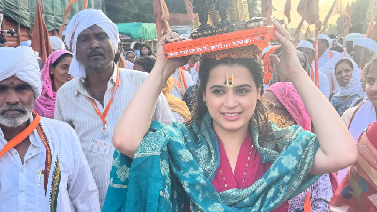 प्राजक्ताने पारंपरिक वेशभूषा परिधान केली होती. कपाळावर बुक्का आणि गंध, गळ्यात तुळशीची माळ आणि डोक्यावर तुळशी वृंदावन घेत ती वारकऱ्यांसोबत विठ्ठलनामाचा गजर करत चालताना दिसली. तिचा हा भक्तिमय आणि साधा लूक चाहत्यांच्या विशेष पसंतीस उतरला आहे. 