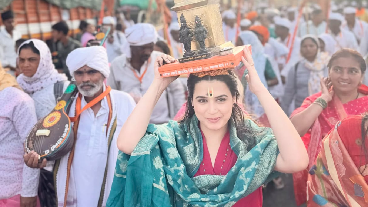 आषाढी एकादशीनिमित्त संपूर्ण महाराष्ट्र सध्या विठ्ठलनामाच्या गजरात आणि भक्तिरसात न्हाऊन निघाला आहे. संत ज्ञानेश्वर महाराज आणि संत तुकाराम महाराजांच्या पालखी सोहळ्यांमुळे राज्यभर भक्तिमय वातावरण निर्माण झाले असून लाखो वारकरी पायी चालत पंढरपूरच्या दिशेने मार्गक्रमण करत आहेत. 