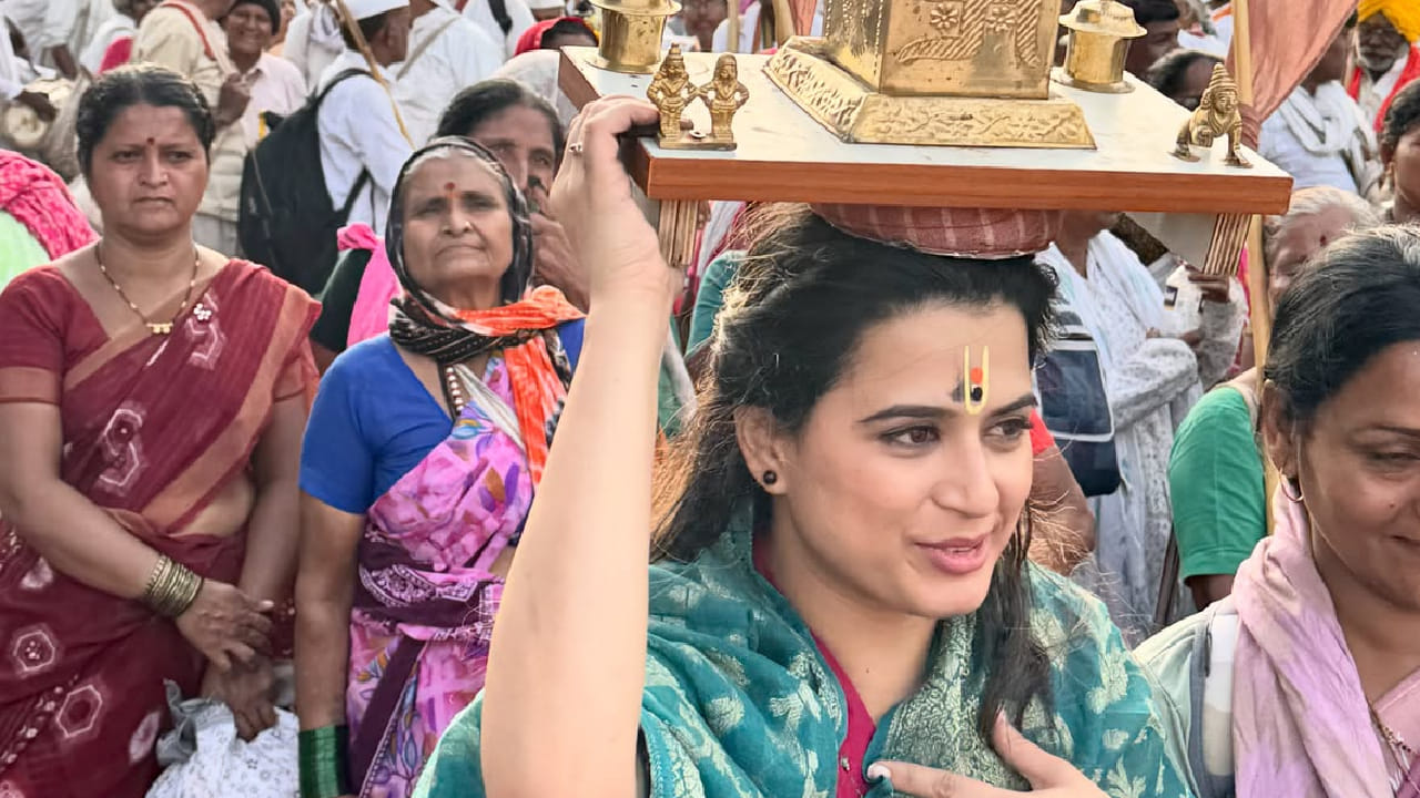 यंदाच्या वारीत सर्वसामान्य भाविकांसोबतच मराठी कलाविश्वातील अनेक कलाकारांनीही उत्स्फूर्त सहभाग नोंदवला आहे. त्यात आता अभिनेत्री प्राजक्ता गायकवाड हिचे नावही चर्चेत आले आहे.