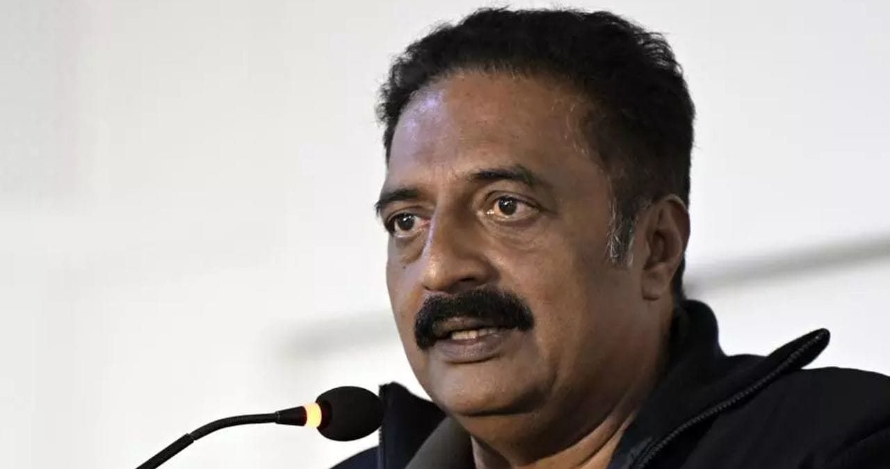 मीडिया रिपोर्टनुसार, प्रकाश राज हे एका सिनेमासाठी 2.50 कोटी रुपये मानधन घेतात. त्याचबरोबर टीव्ही कार्यक्रमांमधूनही कमाई करतात. त्यांनी आतापर्यंत 398 सिनेमात काम केलं आहे.