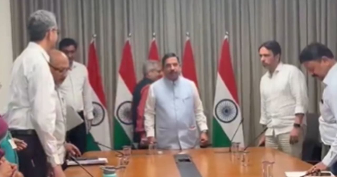 धर्मेंद्र प्रधान यांचा राजीनामा, प्रल्हाद जोशींनी स्वीकारला शिक्षणमंत्रिपदाचा पदभार, कसा आहे राजकीय प्रवास? धर्मेंद्र प्रधान यांचा राजीनामा, प्रल्हाद जोशींनी स्वीकारला शिक्षणमंत्रिपदाचा पदभार, कसा आहे राजकीय प्रवास?