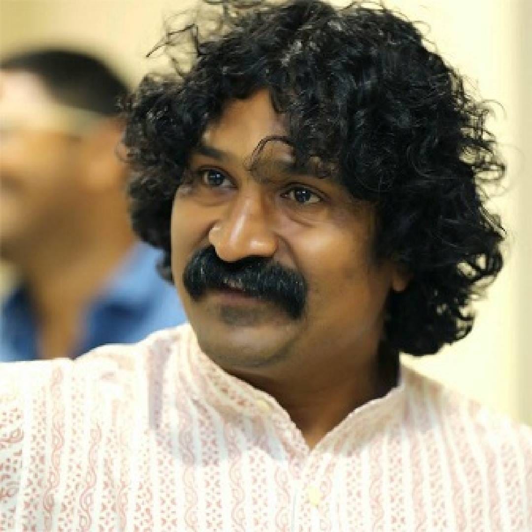 रितेश देशमुखचा 'राजा शिवाजी' आणि प्रवीण तरडे यांच्या 'देऊळ बंद 2' या दोन्ही चित्रपटांनी बॉक्स ऑफिसवर कमाईचा 100 कोटींचा टप्पा पार करत मराठी सिनेसृष्टीत पुन्हा एकदा 'अच्छे दिन' आणले आहेत. 21 मे 2026 रोजी प्रवीण तरडे लिखित आणि दिग्दर्शित 'देऊळ बंद 2' हा चित्रपट थिएटरमध्ये प्रदर्शित झाला होता. अवघ्या नऊ ते दहा कोटी रुपयांच्या बजेटमध्ये बनलेल्या या चित्रपटाने 100 कोटी रुपयांहून अधिक कमाई केली आहे.
