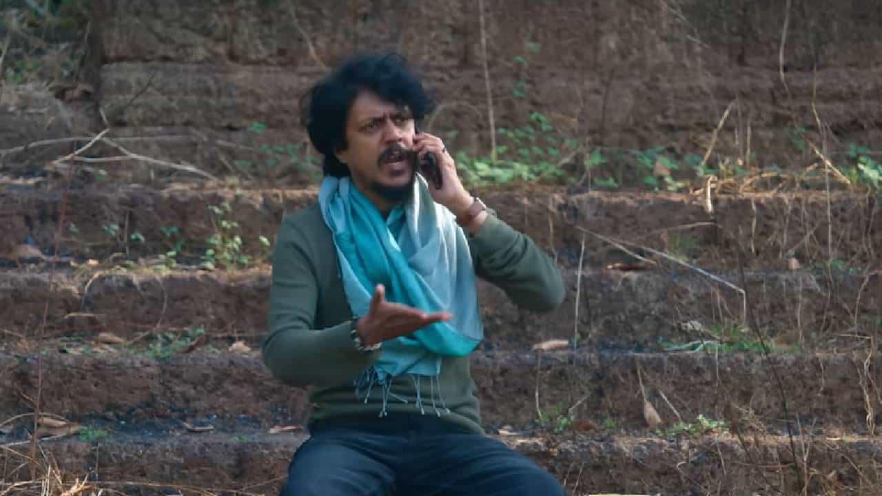 ओटीटी प्लॅटफॉर्मवर प्रत्येक आठवड्यात नवनवीन वेब सीरिज आणि चित्रपट प्रेक्षकांच्या भेटीला येत असतात. यापैकी काही फ्लॉप होतात तर काही अनेक आठवड्यांपर्यंत ट्रेंडिंग यादीत आपलं स्थान टिकवून ठेवतात. सध्या अशीच एक कॉमेडी थ्रिलर वेब सीरिज चार आठवड्यांपासून ट्रेंडिंग यादीत कायम आहे. फक्त सहा एपिसोड्सच्या या सीरिजमध्ये विनोद, सस्पेन्स आणि दमदार ट्विस्टचं समीकरण पहायला मिळतं.